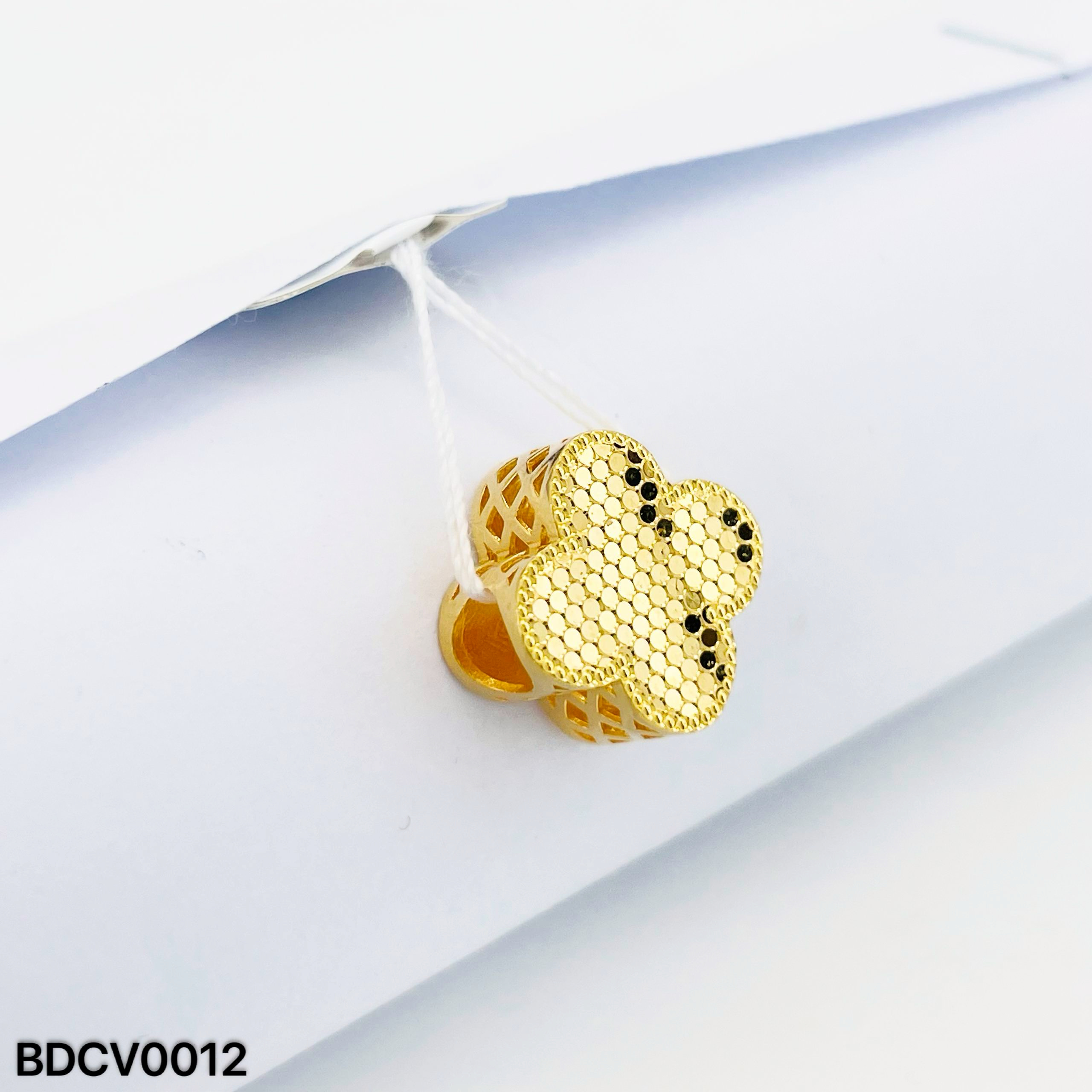 BEAD CLOVER 蜂巢四叶草隔离珠吊坠